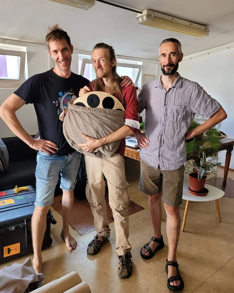 David Lesage avec l’équipe Neotone dans l’atelier en Hongrie
